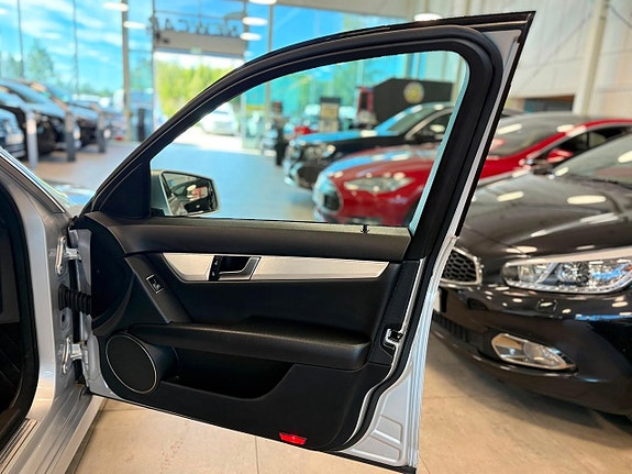 Mercedes-Benz C350 13 of 18