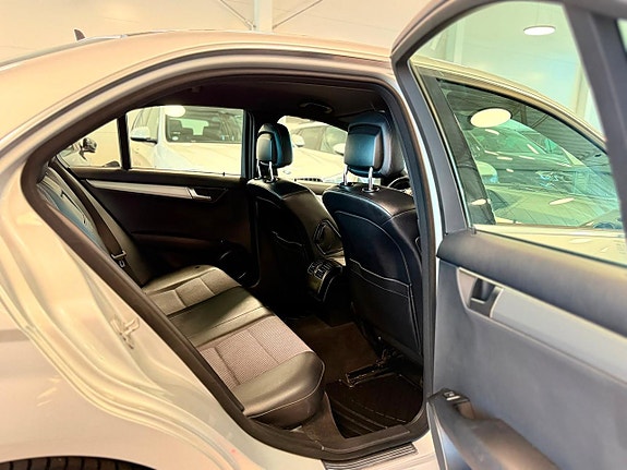 Mercedes-Benz C350 8 of 18