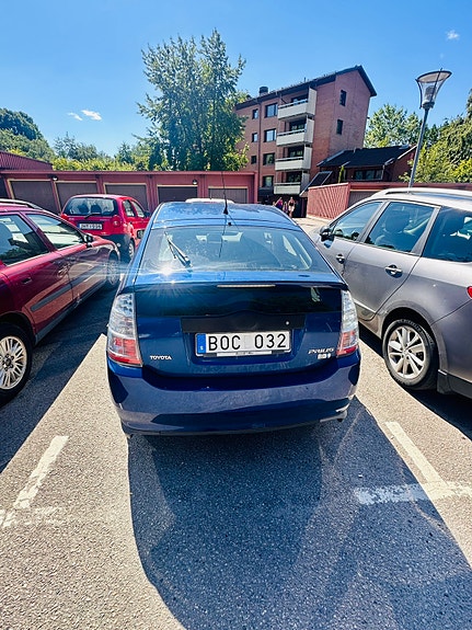 Toyota Prius 4 of 5