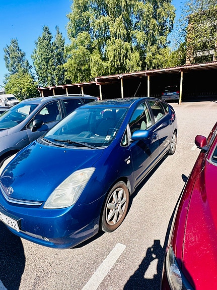 Toyota Prius 3 of 5