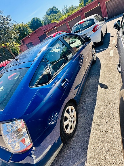 Toyota Prius 2 of 5
