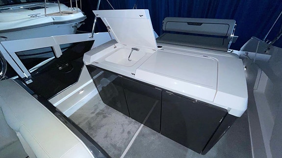 Fairline F33 -21 Diesel "READY TO CRUISE" 7 of 16