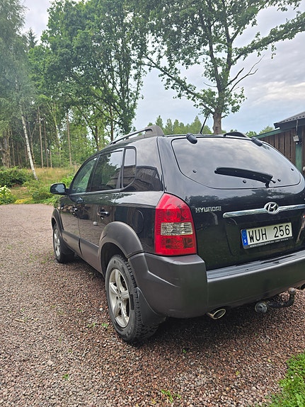 Hyundai Tucson 2 of 2