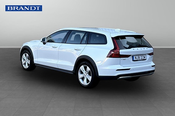 Volvo V60 Cross Country 2 of 5