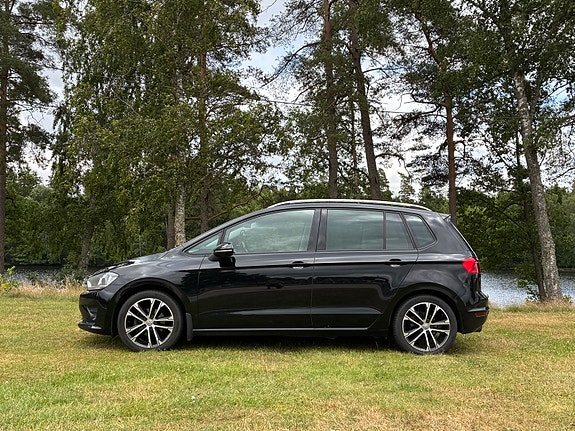 Volkswagen Golf Sportsvan 2 of 11
