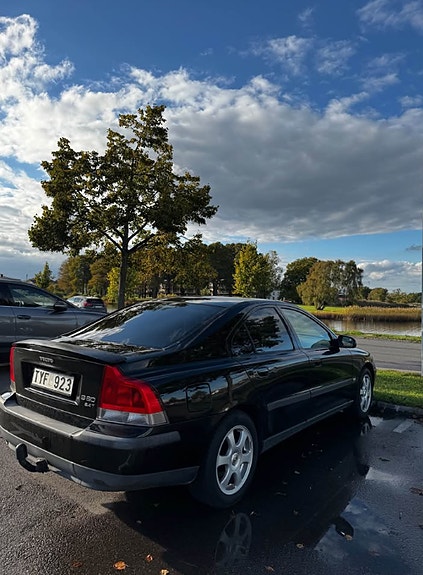 Volvo S60 2 of 7
