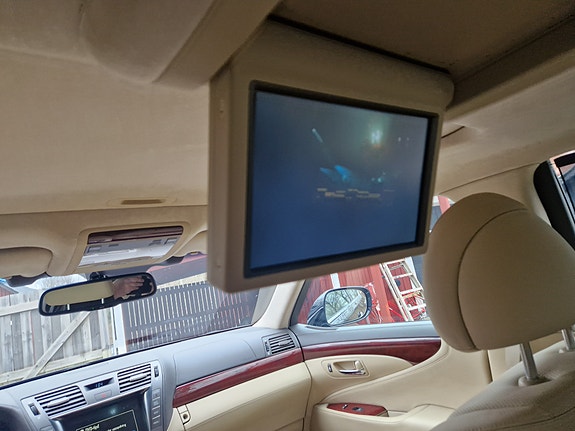 Lexus LS600h L 2 of 5