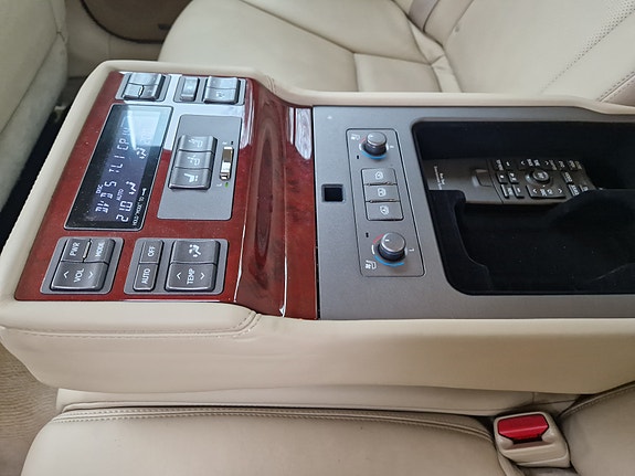 Lexus LS600h L 4 of 5