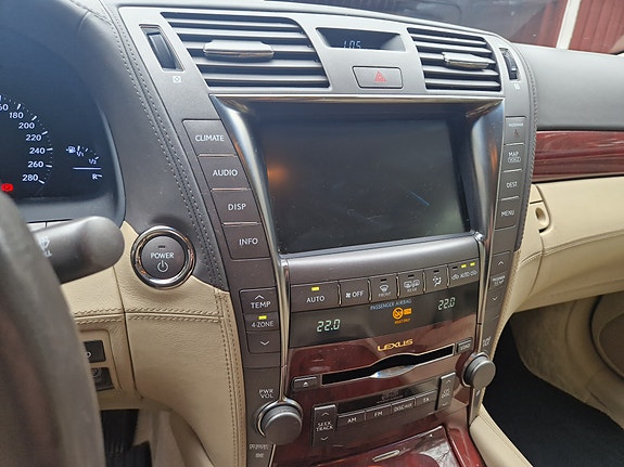Lexus LS600h L 3 of 5