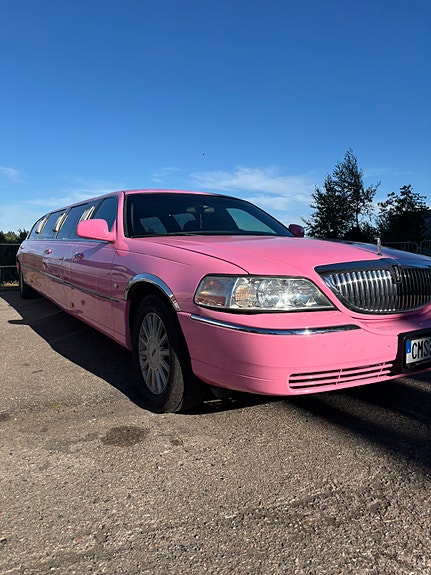 Lincoln Town Car 3 of 4