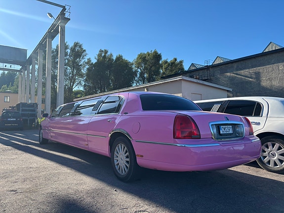 Lincoln Town Car 2 of 4