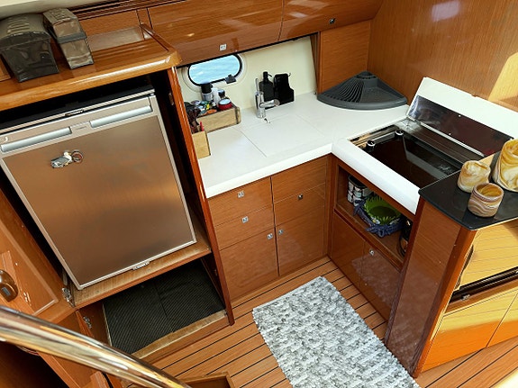 Jeanneau Prestige 42S 2009 Volvo Penta IPS-500 10 of 12