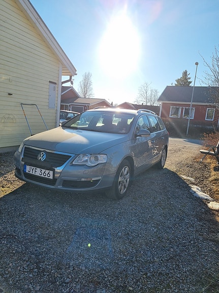 Volkswagen Passat 2 of 5