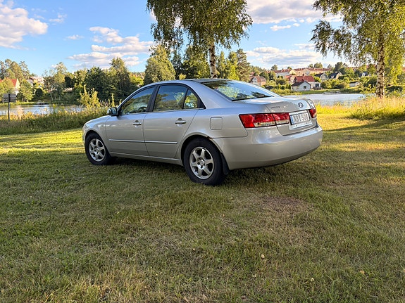 Hyundai Sonata 2 of 4