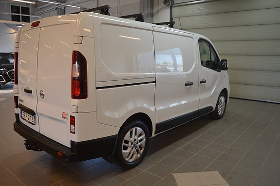 Nissan NV300 5 of 5