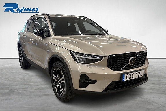 Volvo XC40 2 of 5