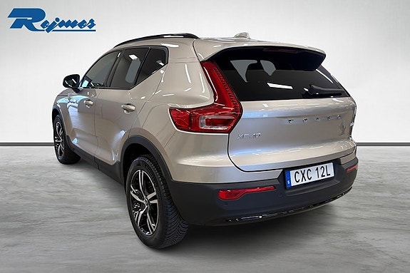 Volvo XC40 3 of 5