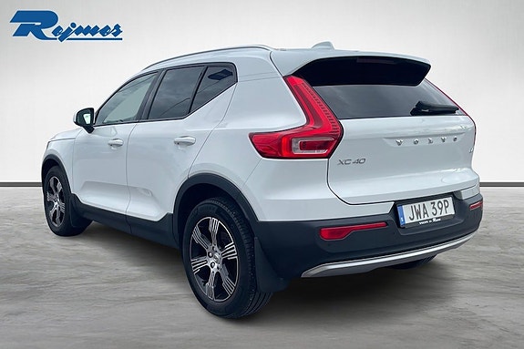Volvo XC40 3 of 5
