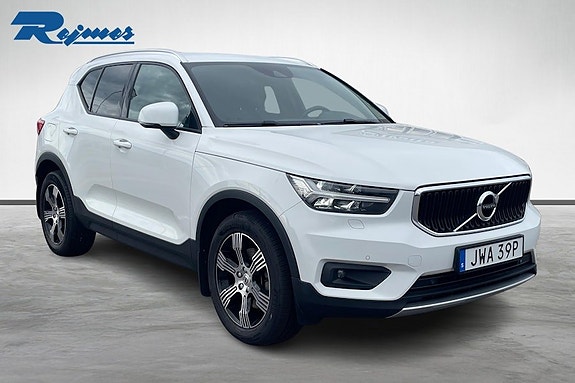 Volvo XC40 2 of 5