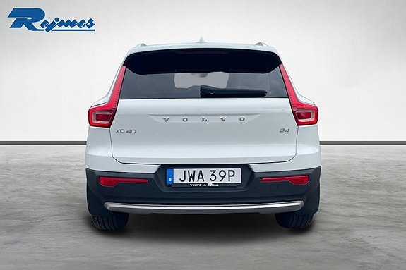 Volvo XC40 8 of 24
