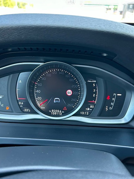 Volvo V60 Cross Country 2 of 5