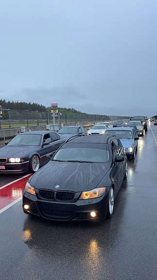 BMW 325i 3 of 5