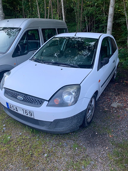 Ford Fiesta 2 of 5