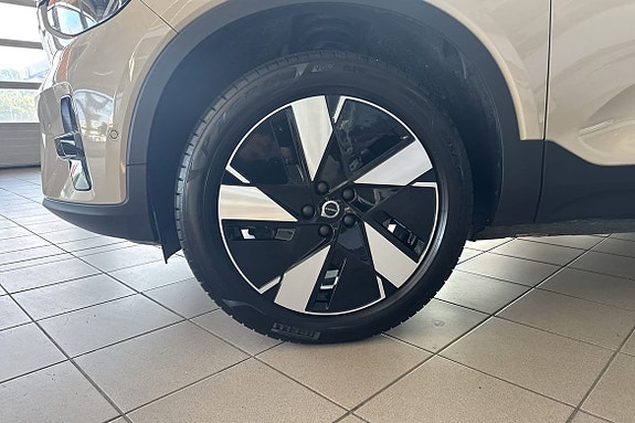 Volvo EX40 9 of 23