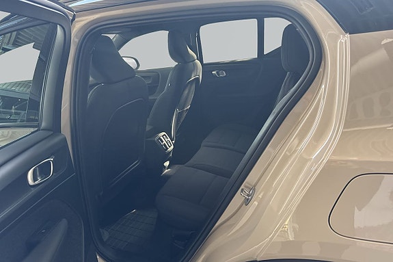 Volvo EX40 7 of 23