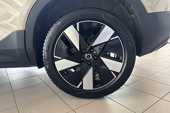 Volvo EX40 10 of 23