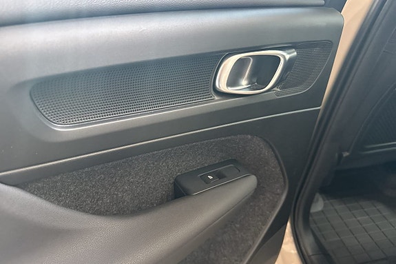 Volvo EX40 21 of 23