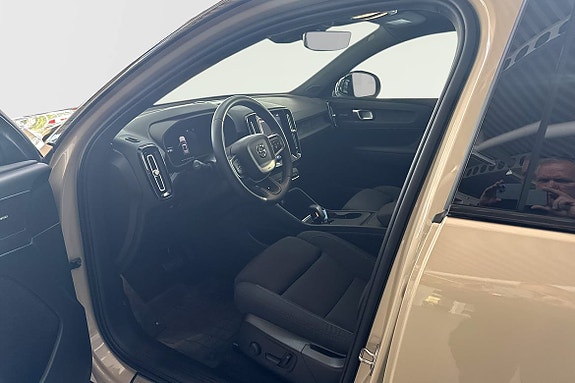 Volvo EX40 4 of 5