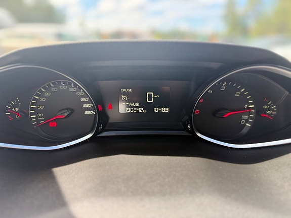 Peugeot 308 2 of 5