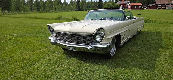 Lincoln Continental 3 of 5