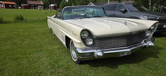 Lincoln Continental 2 of 5