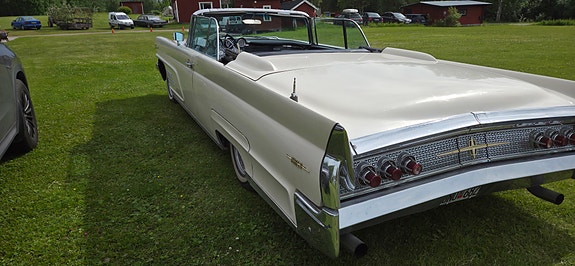 Lincoln Continental 4 of 5