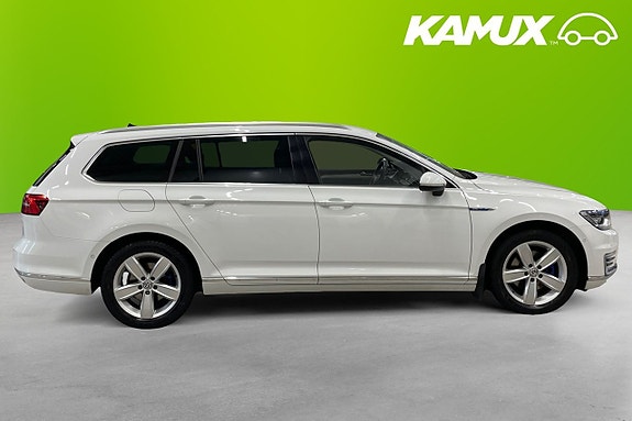 Volkswagen Passat 2 of 24