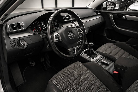 Volkswagen Passat 10 of 16