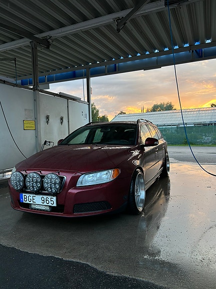 Volvo V70 3 of 4
