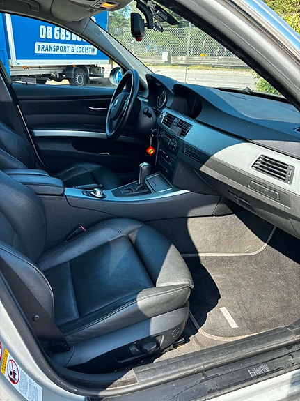 BMW 325i 2 of 5