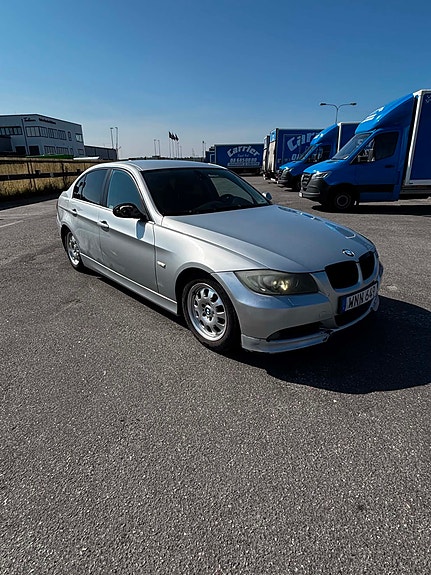 BMW 325i 4 of 5