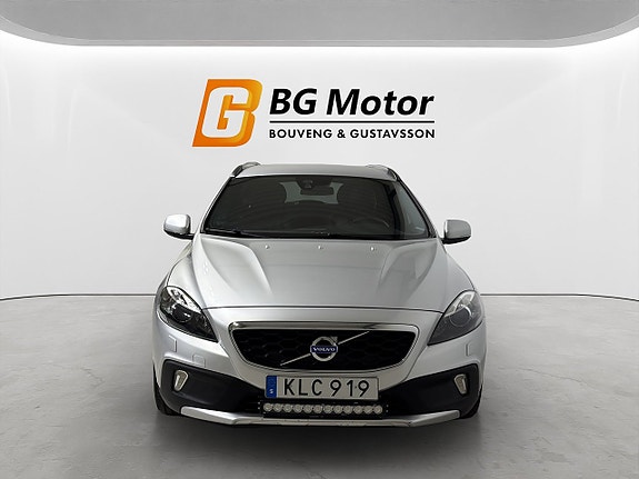Volvo V40 Cross Country 2 of 5
