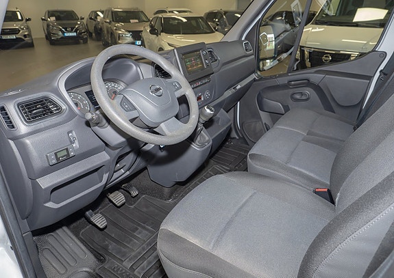 Nissan NV400 3 of 5