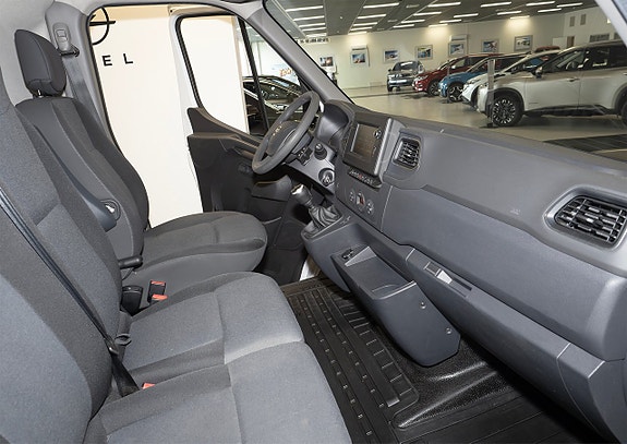 Nissan NV400 2 of 5