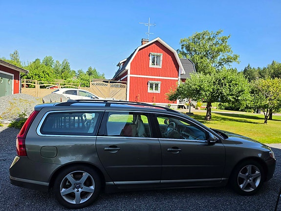 Volvo V70 2 of 3