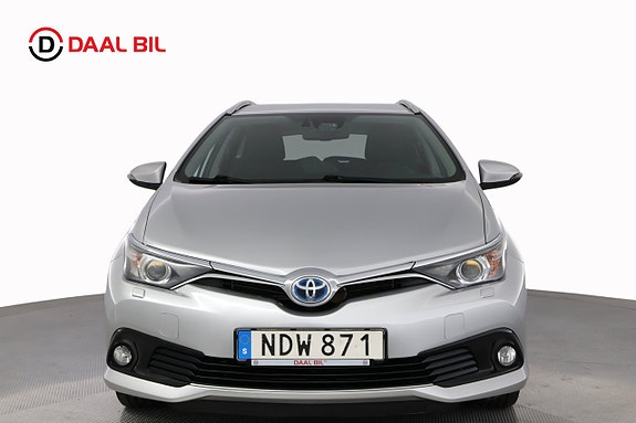 Toyota Auris 2 of 5