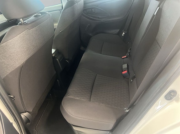 Toyota Yaris 7 of 16