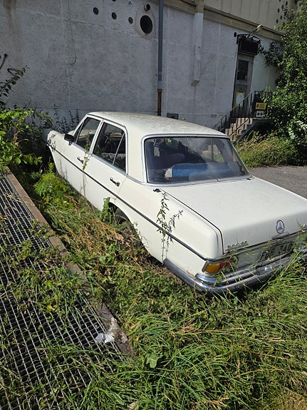 Mercedes-Benz 280 SE 2 of 5