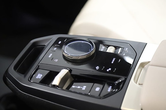 BMW iX 9 of 17