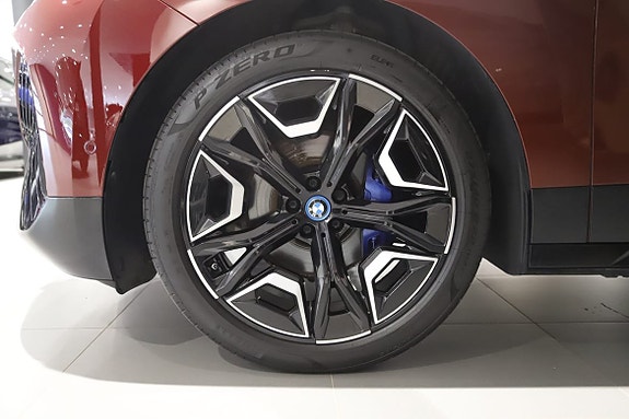 BMW iX 8 of 17
